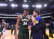 字母哥绝杀时刻，引发争议点燃赛场，76人迎来胜利！