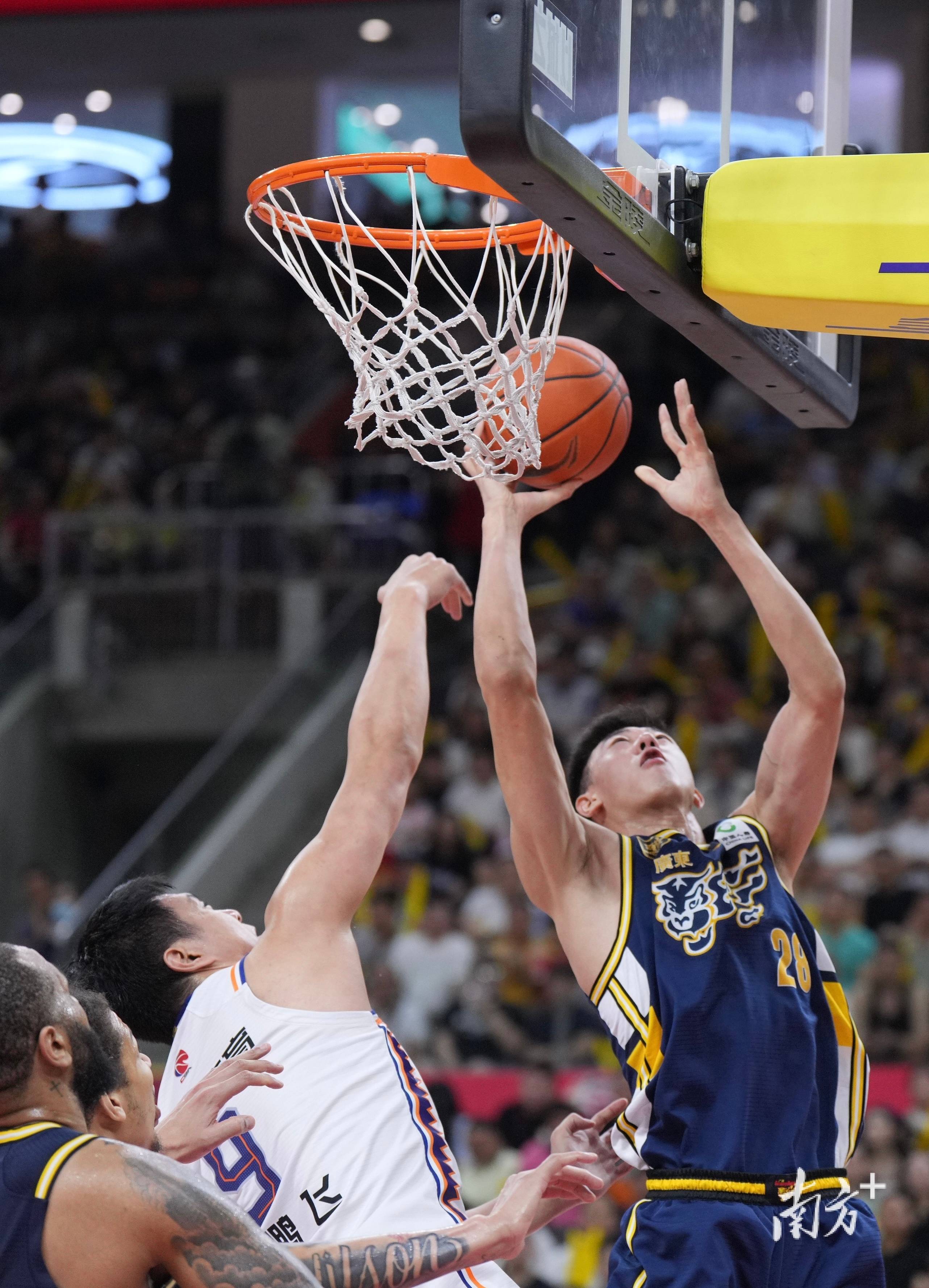 温网四强战对决在即!圣安东尼奥马刺演练定位球,广东男篮密集防守应对(温网四强全集视频) 温网四强战对决在即!圣安东尼奥马刺演练定位球,广东男篮密集防守应对(温网四强全集视频)